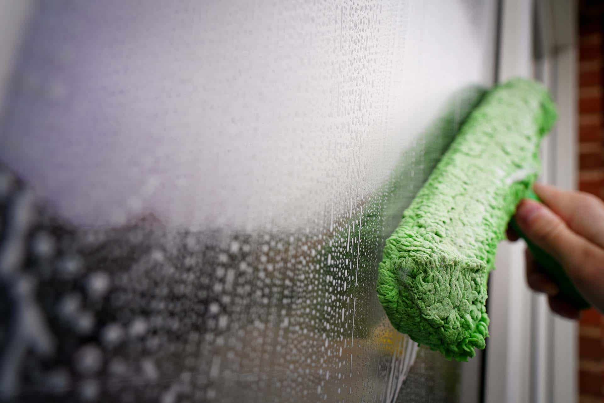 Vinduer vaskes af vinduespudser